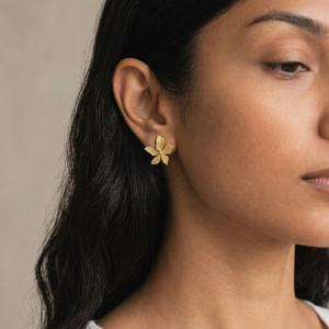 Gold flower earring, flower jewellery, minimalist jewellery, tarnish free earrings, gifts for her, mothers day gift, floral jewellery