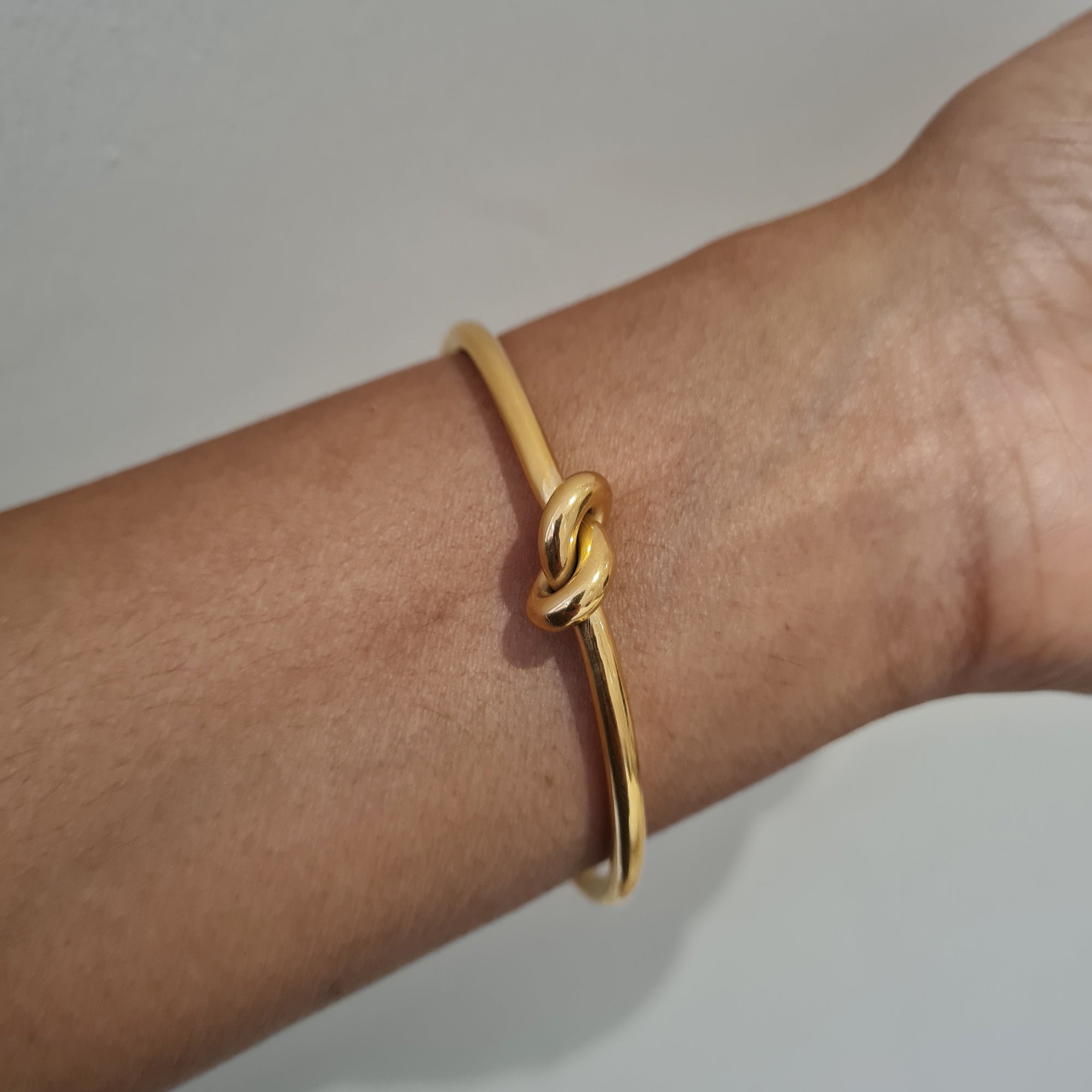Solid Gold Plated Knot Bangle Layering 18k Gold Plated | Etsy | Style de  bijoux, Bracelet en acier inoxydable, Bracelets design